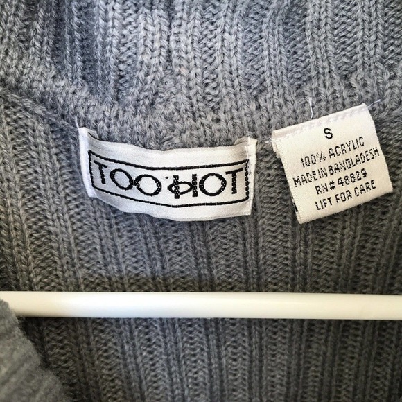 Too Hot Sweater SzS Gray Acrylic Cap Sleeves Tab Details Pull Over Pre-Own - Picture 12 of 13